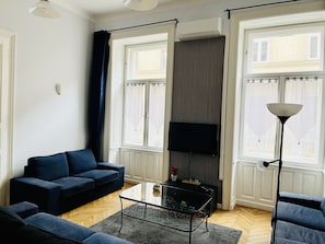 Una televisión, un reproductor de DVD, libros, una oficina