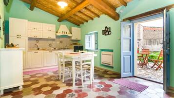 Kühlschrank, Ofen, Herdplatte, Wasserkocher mit Kaffee-/Teezubehör