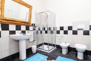 Shower, hair dryer, towels - Ancient home of Pomegranate (Nurachi)