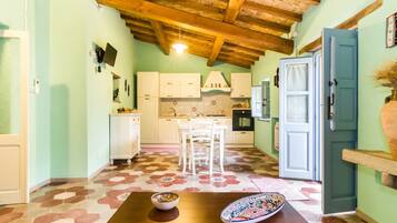 Een koelkast, een oven, een kookplaat, een koffiezetapparaat/waterkoker