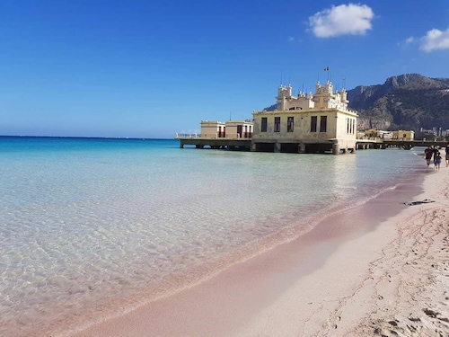 Talo uima-altaalla ja puutarha. Palermo-Mondello (ranta)