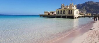 Villa with swimming pool for exclusive use and garden. Palermo-Mondello (beach)