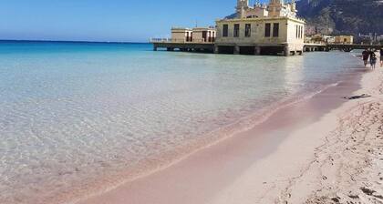 Talo uima-altaalla ja puutarha. Palermo-Mondello (ranta)
