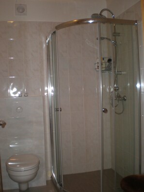 Ensemble baignoire-douche, serviettes fournies