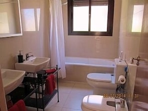 Combinazione doccia/vasca, vasca idromassaggio, asciugacapelli, bidet
