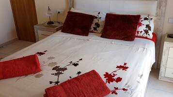 3 slaapkamers, een strijkplank/strijkijzer, gratis wifi, beddengoed