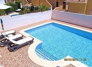 Piscine extérieure, chaises longues