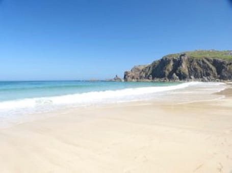 Beach towels. Detached spacious Isle of Lewis cottage in tranquil position with loch view