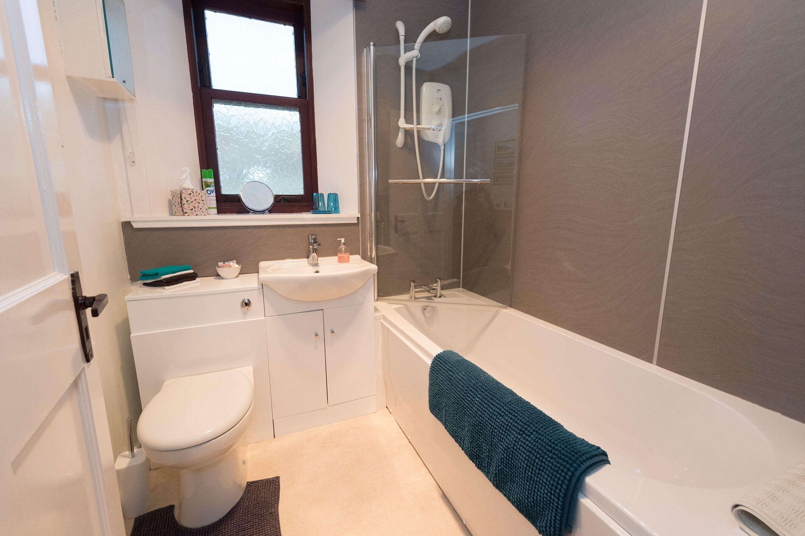 Combined shower/bathtub, hair dryer, towels, soap