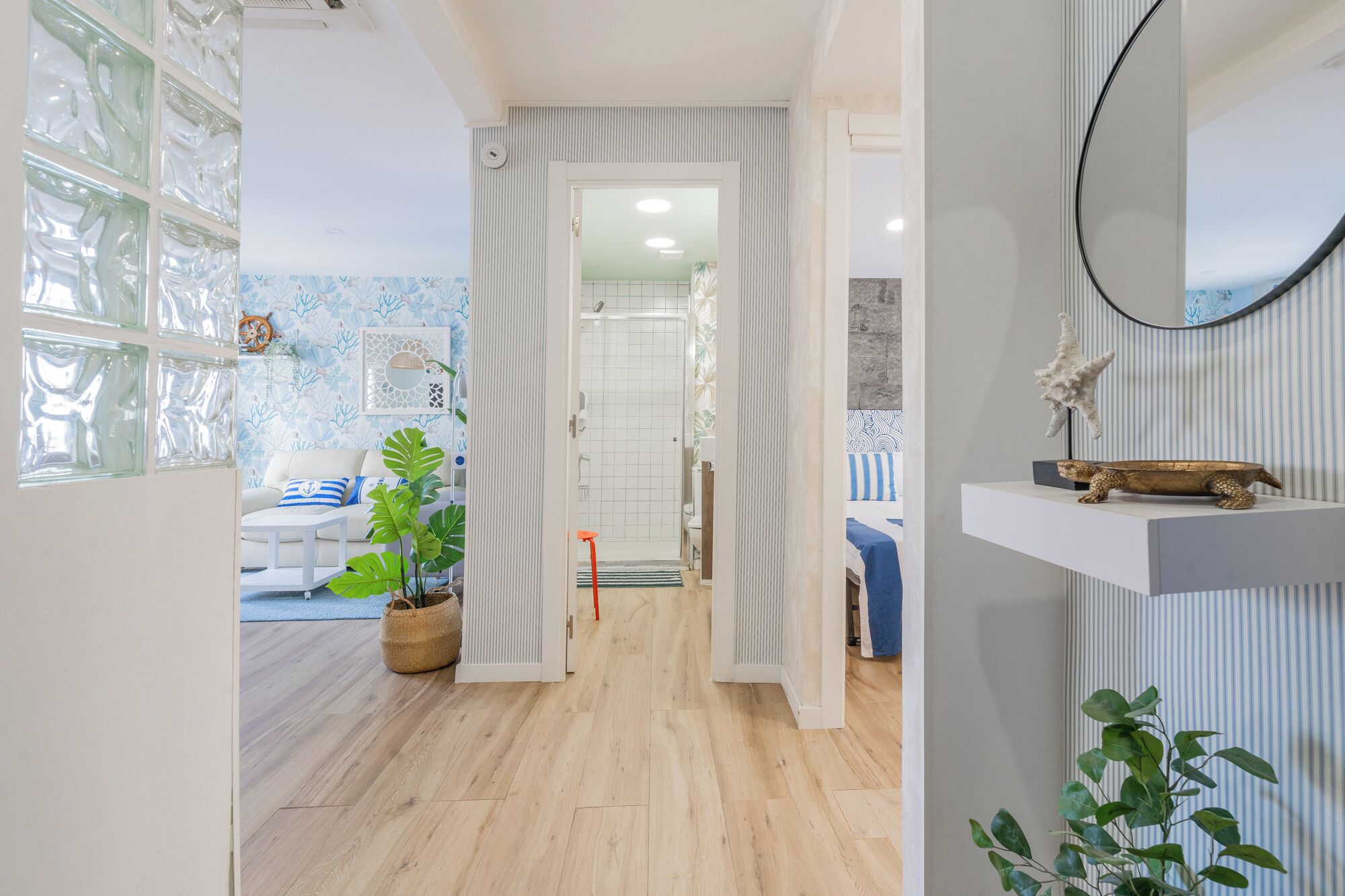 2 dormitorios, tabla de planchar con plancha, cuna de viaje