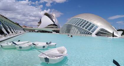 Five minutes walking distance to Malvarrosa beach. Valencia City