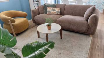 Een smart-tv, boeken en een kantoor