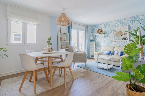 TV connectée, livres, espaces bureaux