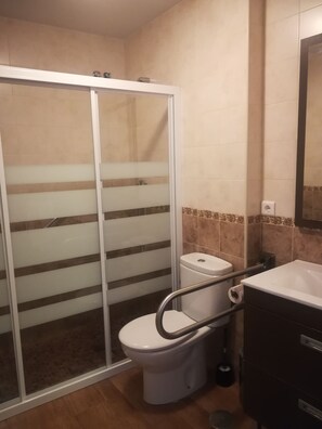 Regadera, secadora de cabello, toallas 