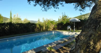 La granja de la Fattoria di Caiano entre naturaleza, cultura y piscina.