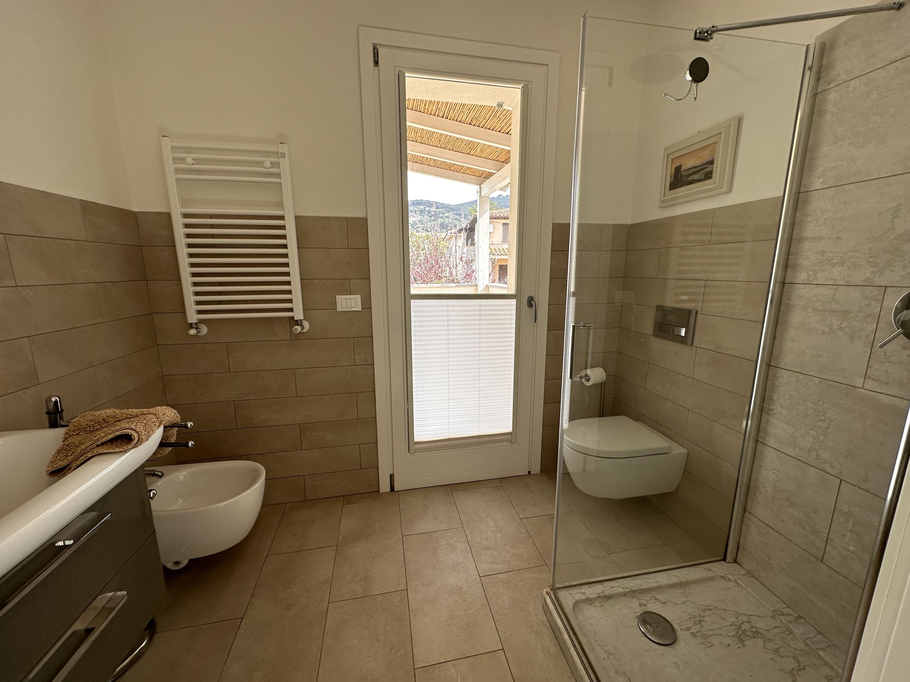 Douche, sèche-cheveux, bidet, serviettes fournies