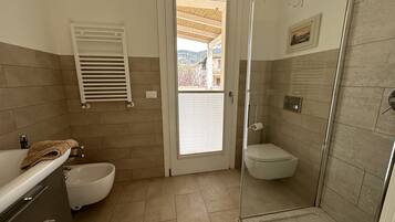 Douche, sĂšche-cheveux, bidet, serviettes fournies