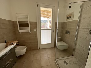 Regadera, secadora de cabello, bidet, toallas 