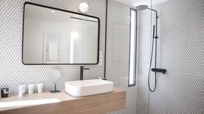 Combined shower/bathtub, free toiletries, hair dryer, bathrobes - Luxury Villa In Cassis/Private Swimming Pool and Private parking (Cassis)