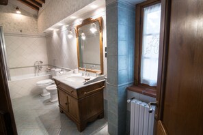 Combined shower/tub, free toiletries, hair dryer, bidet