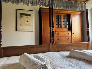 4 bedrooms, desk, iron/ironing board, travel cot