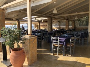 Outdoor dining - STONE'S THROW BEACH STUDIO - next to the Sea (Koroni)