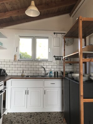 Fridge, oven, stovetop, coffee/tea maker - STONE'S THROW BEACH STUDIO - next to the Sea (Koroni)