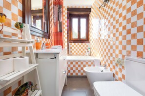 Bañera, secador de pelo, bidet, toallas