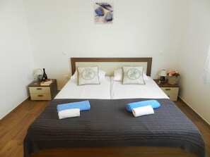 3 bedrooms, desk, soundproofing, iron/ironing board