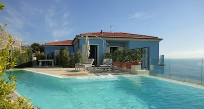 Villa luminosa y elegante con piscina privada y terraza jardín con vistas al mar.