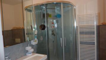 Douche, sĂšche-cheveux