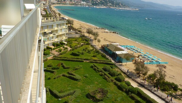 A coastal hotel with a beach view, a well-maintained garden, and a pool area. - Magnificent apartment T3 sea view 180 degrees, Sea at 20 meters (Le Lavandou)