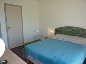 2 slaapkamers, een strijkplank/strijkijzer, beddengoed