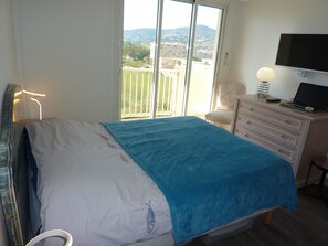 2 dormitorios, tabla de planchar con plancha, ropa de cama