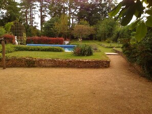 Property grounds - Beautiful 1850 Maison bourgeois heated private pool, between Chablis and Beaune (Crain)