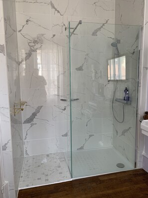 Ensemble douche/baignoire, sèche-cheveux, serviettes fournies, savon