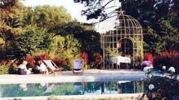 Una piscina al aire libre, una piscina climatizada