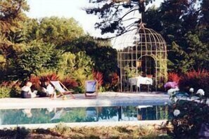 Outdoor pool, a heated pool - Beautiful 1850 Maison bourgeois with private pool, between Chablis and Beaune (Crain)