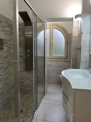 Douche, baignoire à jets, sèche-cheveux, bidet
