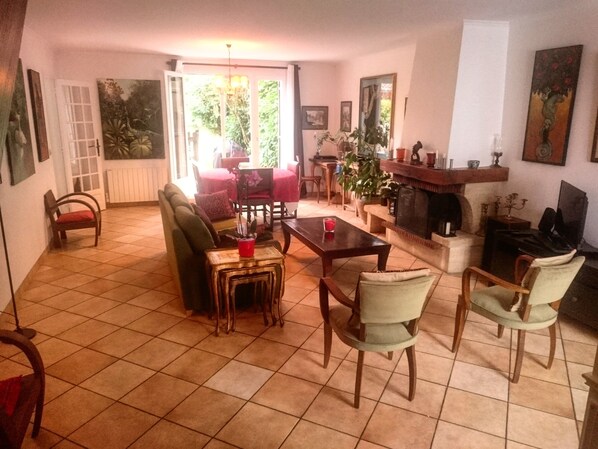 Televisio, kirjoja, stereot