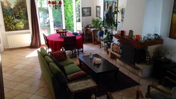 Tv, bøger, stereoanlæg