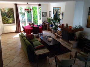 TV, books, stereo - Town house in Chevreuse valley (Les Essarts-Le-Roi)