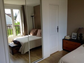 5 bedrooms, iron/ironing board, WiFi - Town house in Chevreuse valley (Les Essarts-Le-Roi)