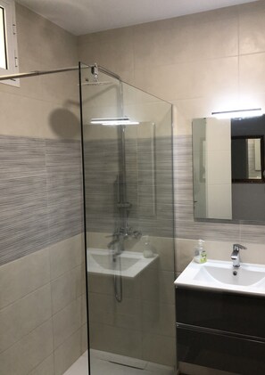 Tina con regadera, secadora de cabello, toallas, papel de baño 