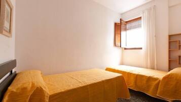 3 slaapkamers, een strijkplank/strijkijzer, gratis wifi, beddengoed