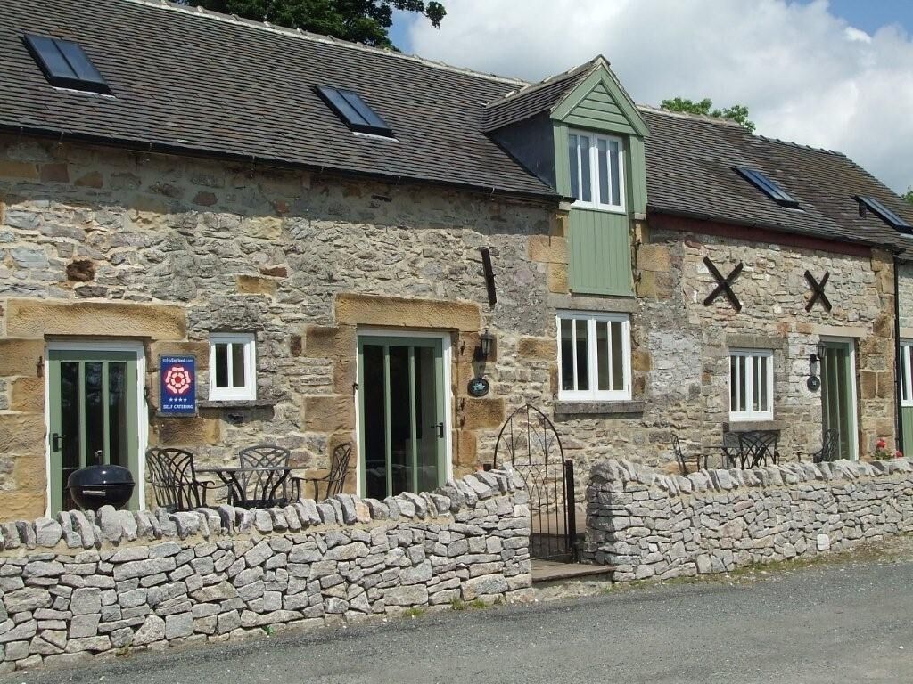 Foxglove Cottage, dog-friendly house by the Peak District with a hot tub
