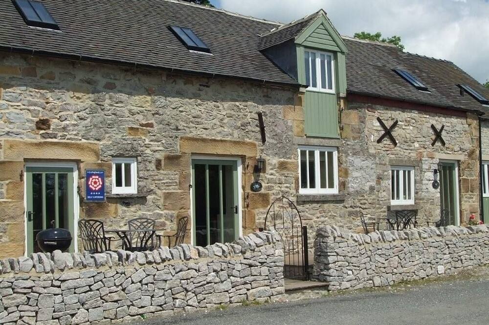 Foxglove Cottage, dog-friendly house by the Peak District with a hot tub