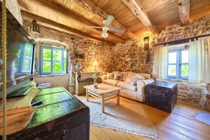 Smart-TV, Kamin, Arbeitsbereiche