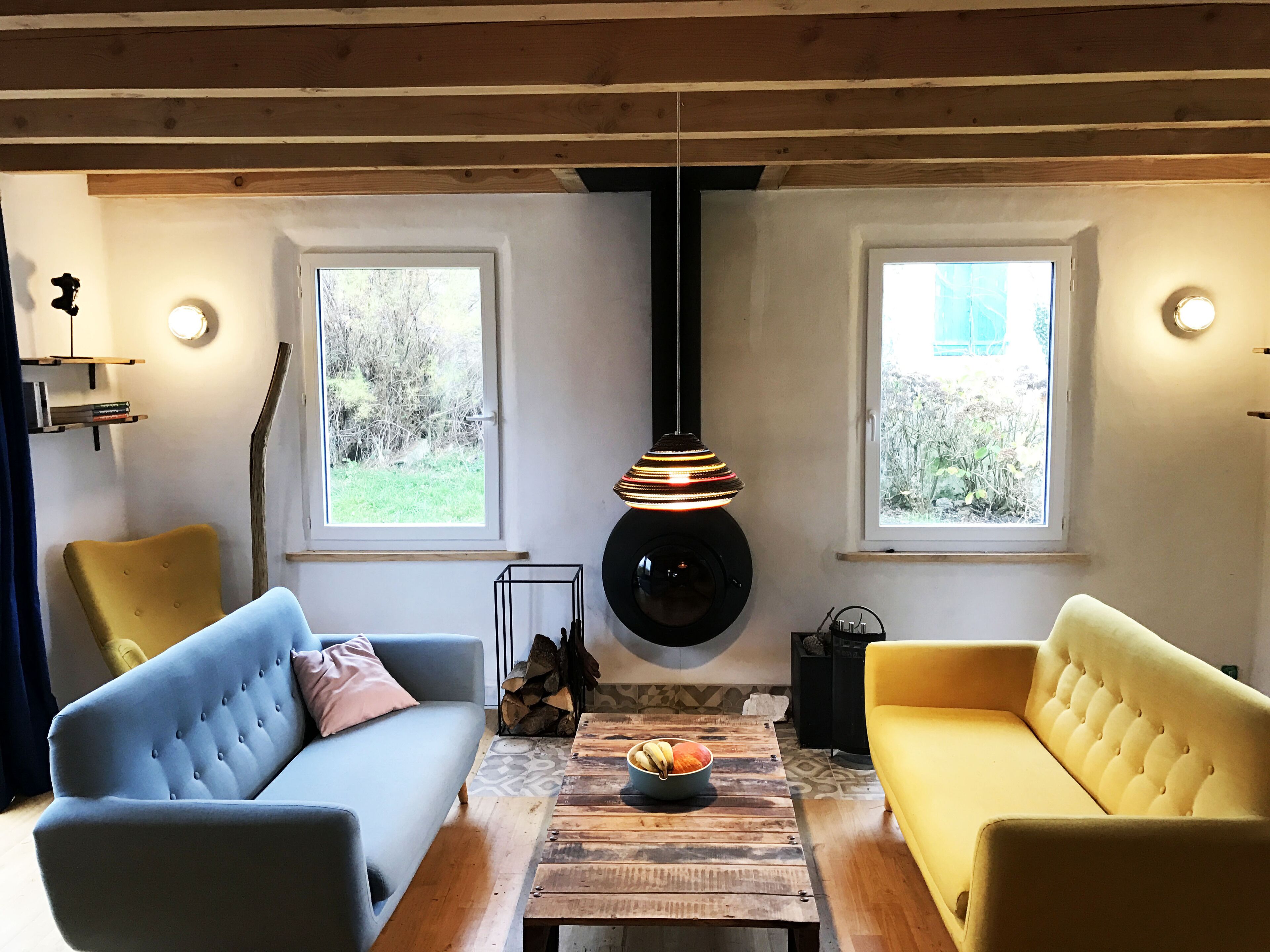 Livres, chaîne hi-fi, écrans d'ordinateur