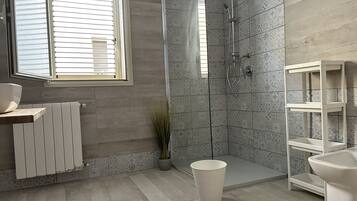Dusche, Haartrockner, Bidet, Handtücher